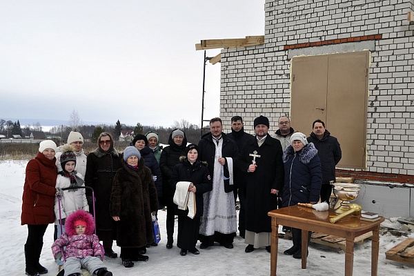Протоиерей Александр Филиппов совершил великое освящение воды около строящегося храма Живоначальной Троицы в деревне Камайка