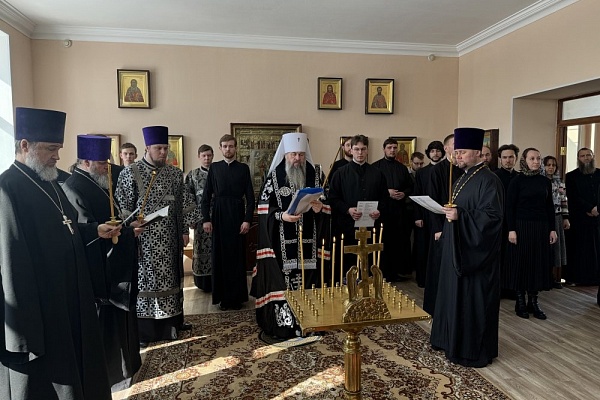 В понедельник первой седмицы Великого поста протоиерей Александр Филиппов сослужил митролиту Серафиму за великопостным богослужением в храме во имя святителя Иннокентия Иркутского при Пензенской духовной семинарии