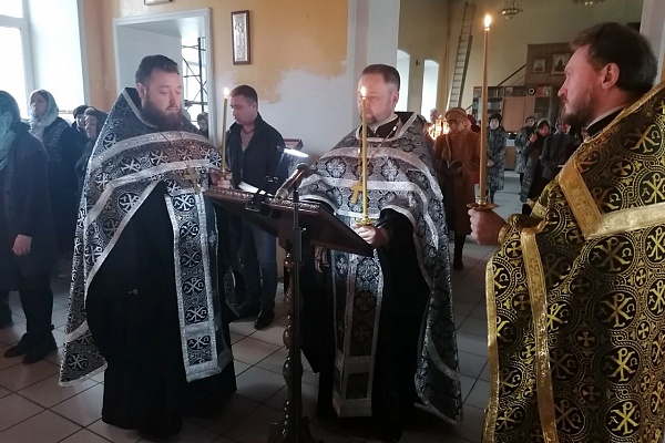  Протоиерей Александр Филиппов совершил утреню с чтением Великого канона преподобного Андрея Критского