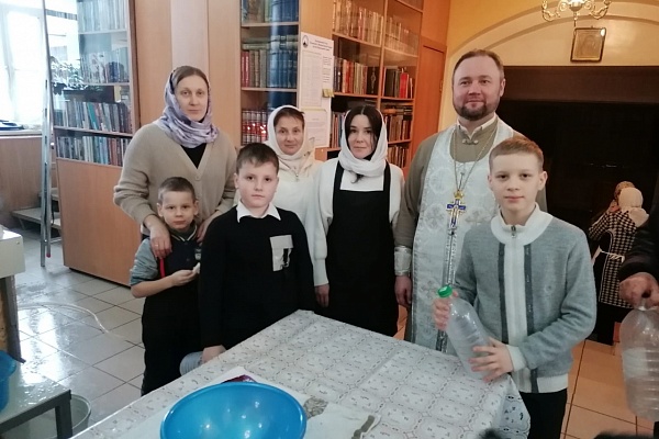 Участие воспитанников детской воскресной школы "Азбука веры" в розливе крещенской воды в Никольском храме в праздник Богоявления 19.01.2024.