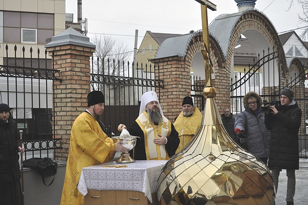 Митрополит Серафим освятил алтарный накупольный крест и алтарный купол