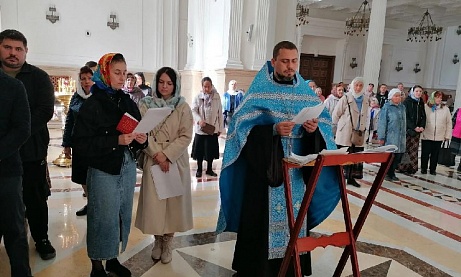 Иерей Владимир Журавлев совершил акафист Божией Матери в Кафедральном соборе