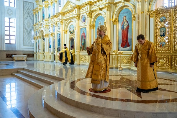 Настоятель протоиерей Александр Филиппов с клириками Никольского храма получили благословение на Великий пост от митрополита Серафима в Спасском кафедральном соборе города Пензы