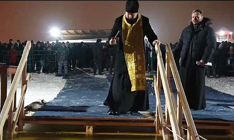 На Крещение Господне протоиерей Антоний Шварёв освятил иордань в г.Спутнике