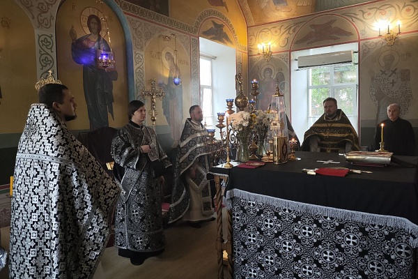 В Великую Среду протоиерей Александр Филиппов совершил Божественную Литургию Преждеосвященных Даров