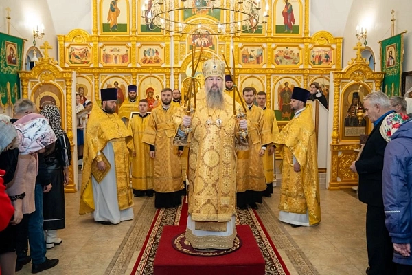 В Неделю 22-ю по Пятидесятнице митрополит Серафим совершил литургию в Троицком храме деревни Камайка