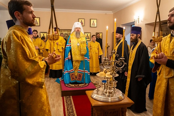 В канун престольного праздника протоиерй Александр Филиппов сослужил митрополиту Серафиму за всенощным бдением в храме святителя Иннокентия Иркутского при семинарии   