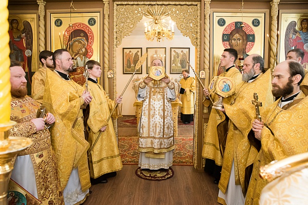  Протоиерей Александр Филиппов сослужил митрополиту Серафиму за литургией в престольный праздник и актовый день в Пензенской духовной семинарии