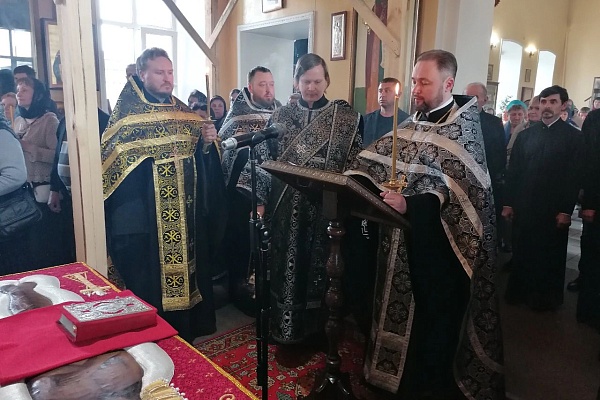 Протоиерей Александр Филиппов совершил утреню Великой Субботы с чином погребения