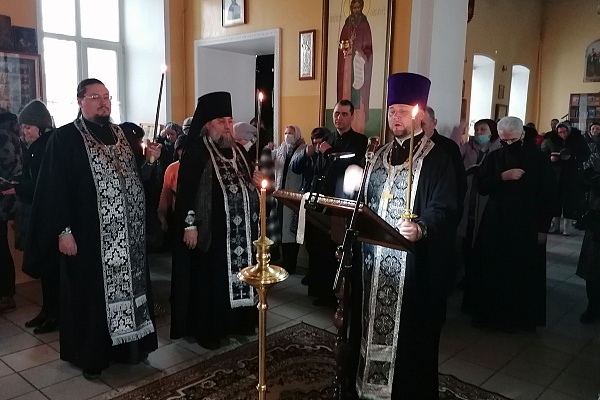 Протоиерей Александр Филиппов совершил повечерие с чтением Великого канона преподобного Андрея Критского