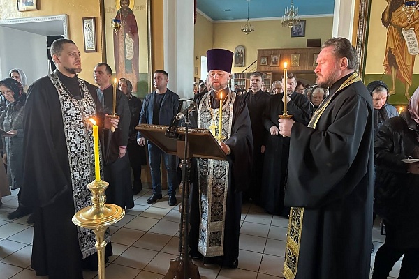 Протоиерей Александр Филиппов совершил повечерие с чтением четвертой части Великого покаянного канона преподобного Андрея Критского