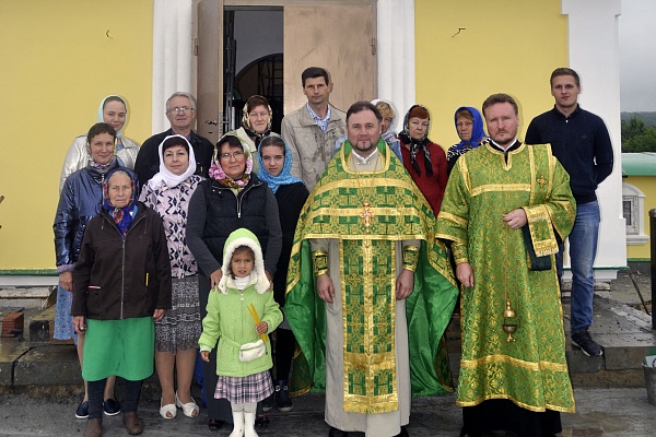 В строящемся храме в честь Святой Живоначальной Троицы в деревне Камайка был совершен водосвятный молебен
