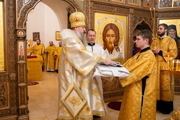 Митрополит Серафим рукоположил диакона Димитрия Полуянова во пресвитера в Спасо-Преображенском мужском монастыре
