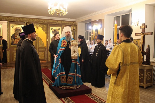 Протоиерей Александр Филиппов сослужил митрополиту Серафиму за всенощным бдением в храме во имя святителя Иннокентия Иркутского