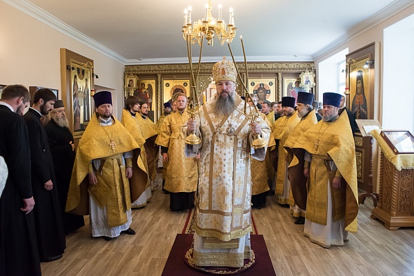 Протоиерей Александр Филиппов сослужил митрополиту Серафиму за литургией в храме святителя Иннокентия Иркутского при семинарии