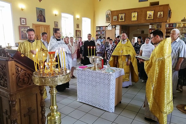 Протоиерей Александр Филиппов совершил литургию и водосвятный молебен с акафистом Божией Матери 