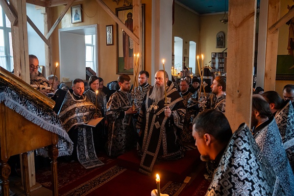 Митрополит Серафим совершил чин Пассии в нашем храме