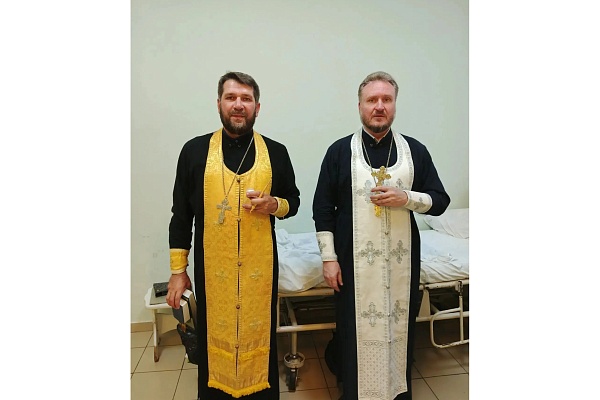 Священники посетили раненых СВО