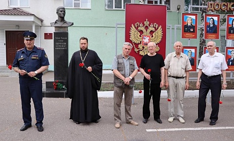 Протоиерей Антоний Шварев совершил панихиду в день памяти Героя России Александра Сергеева