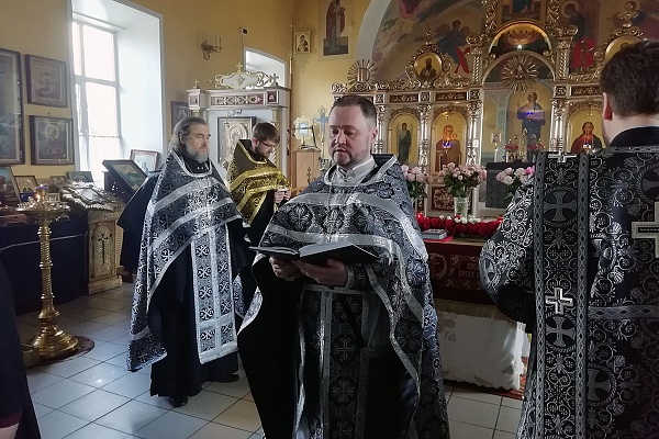 Протоиерей Александр Филиппов совершил утреню Великой Субботы с чином погребения