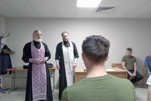 Священники посетили в госпитале раненных в СВО