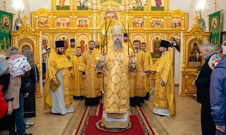 В Неделю 22-ю по Пятидесятнице митрополит Серафим совершил литургию в Троицком храме деревни Камайка