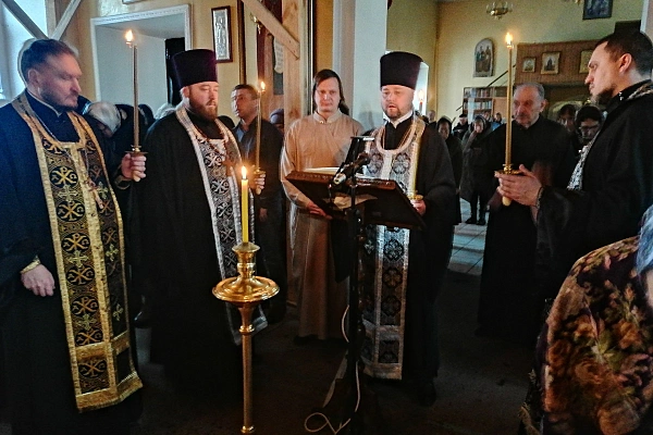 Протоиерей Александр Филиппов совершил повечерие с чтением второй части Великого покаянного канона преподобного Андрея Критского