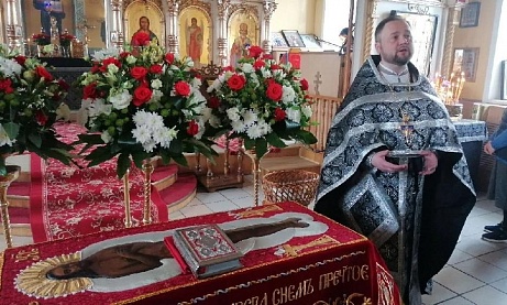 В Великий Пяток протоиерей Александр Филиппов совершил вечерню с выносом Плащаницы Спасителя