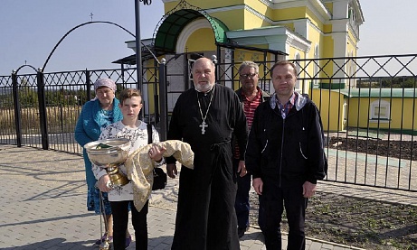 В строящемся храме в честь Святой Живоначальной Троицы в деревне Камайка был совершен водосвятный молебен
