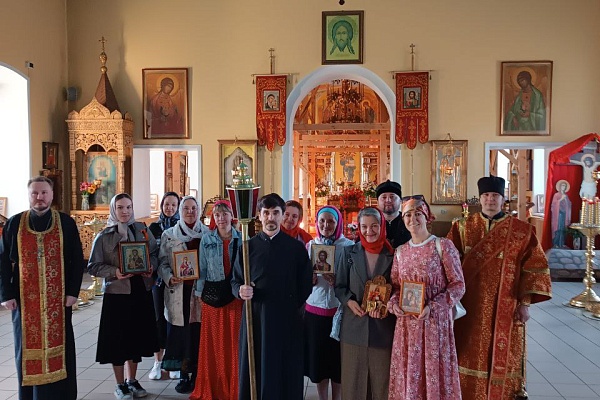 Протоиерей Александр Филиппов возглавил крестный ход до храма в честь иконы Божией Матери «Живоносный источник» с. Большая Валяевка