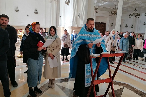 Иерей Владимир Журавлев совершил акафист Божией Матери в Кафедральном соборе