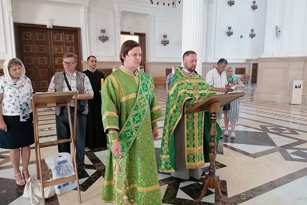 Протоиерей Александр Филиппов совершил акафист преподобному Сергию Радонежскому в Кафедральном соборе 