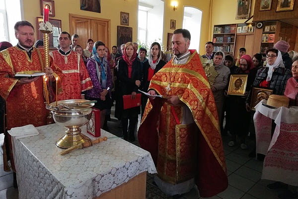 В пятницу Светлой седмицы протоиерей Александр Филиппов совершил Божественную литургию