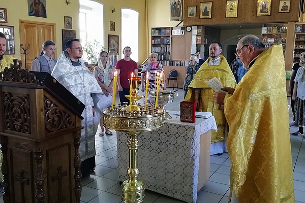 Протоиерей Александр Филиппов совершил литургию и водосвятный молебен с акафистом Божией Матери 