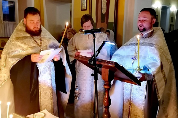 Вечернее богослужение в канун Вселенской родительской субботы