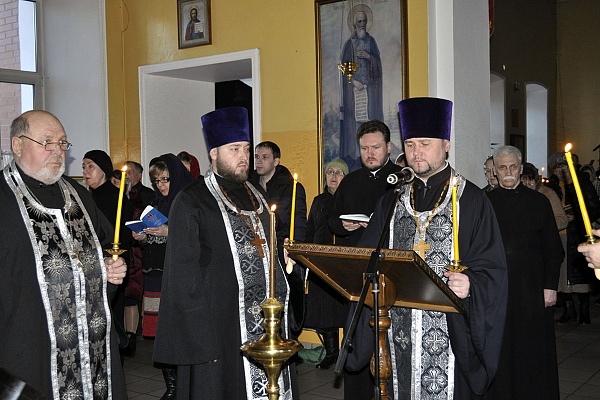 Протоиерей Александр Филиппов совершил повечерие с чтением второй части Великого канона преподобного Андрея Критского