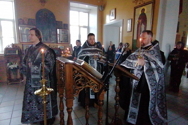  10 апреля 2022 года, в Неделю 5-ю Великого поста,  протоиерей Александр Филиппов совершил вечерню с чином Пассии