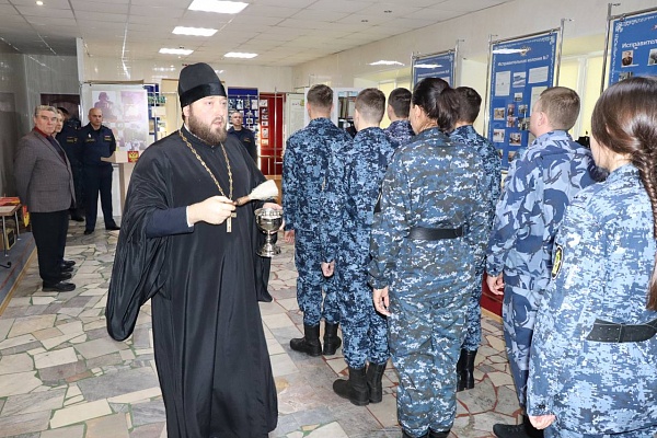 Протоиерей Антоний Шварев благословил молодых сотрудников уголовно-исполнительной системы  