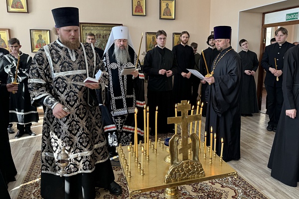 Во вторник первой седмицы Великого поста протоиерей Александр Филиппов сослужил митролиту Серафиму за великопостным богослужением в храме во имя святителя Иннокентия Иркутского при Пензенской духовной семинарии