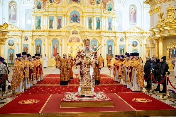 Протоиерей Александр Филиппов сослужил архиереям за литургией в Спасском кафедральном соборе города Пензы   