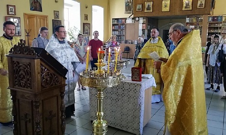 Протоиерей Александр Филиппов совершил литургию и водосвятный молебен с акафистом Божией Матери 