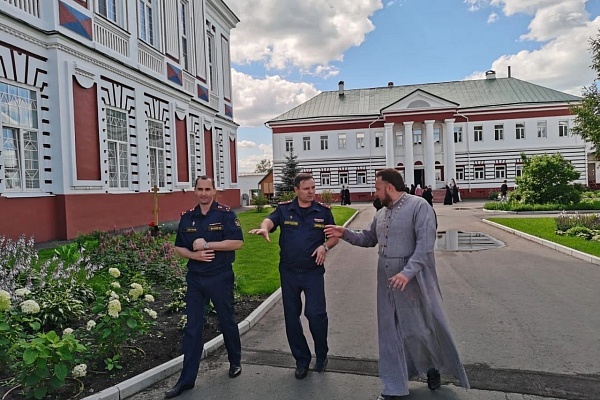 Сотрудники УФСИН посетили исторические и святые места Наровчата