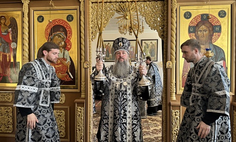 Протоиерей Александр Филиппов сослужил митрополиту Серафиму за Литургией Преждеосвященных Даров в храме святителя Иннокентия Иркутского при Пензенской духовной семинарии протоиерей