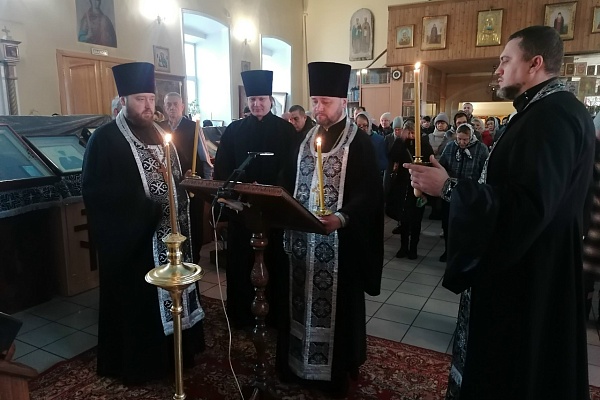 Протоиерей Александр Филиппов совершил повечерие с чтением четвертой части Великого покаянного канона преподобного Андрея Критского