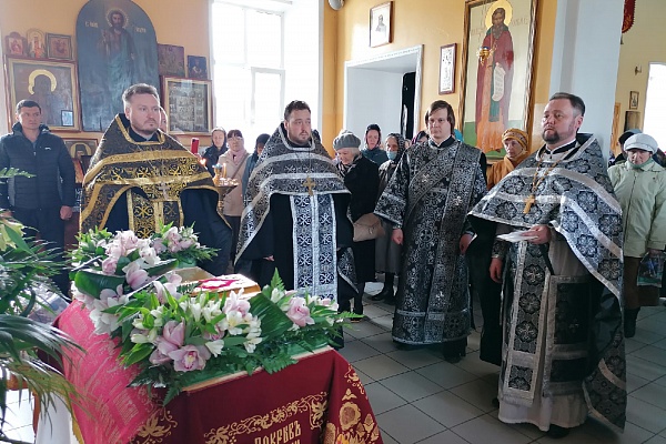  В Великий Пяток протоиерей Александр Филиппов совершил вечерню с выносом Плащаницы Спасителя