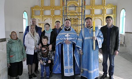 В строящемся храме в честь Святой Живоначальной Троицы в деревне Камайка был совершен водосвятный молебен