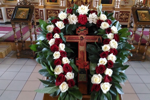 Вечерняя служба накануне праздника Происхождения (изнесения) Честных Древ Животворящего Креста Господня