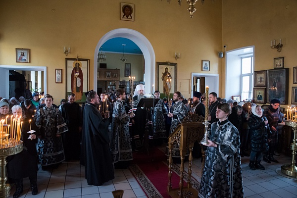 Митрополит Серафим совершил повечерие с чтением Великого канона преподобного Андрея Критского в Никольском храме в Терновке