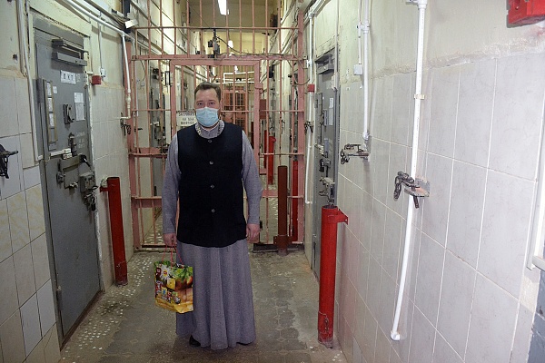 Протоиерей Антоний Шварёв поздравил с праздником Пасхи осужденных в исправительной колонии №7