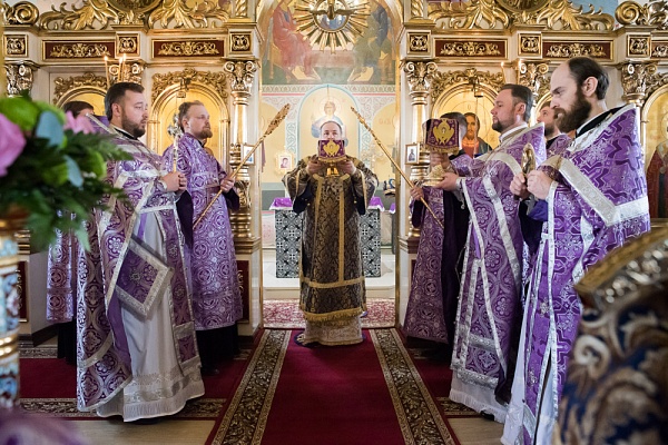  В Неделю Крестопоклонную митрополит Серафим совершил литургию в нашем храме